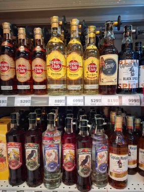 KYIV, UKRAINE, Kasım 7, 2025: Süpermarket raflarında farklı alkollü ürünler. Birçok alkollü içecek şişesi bir mağazanın alkollü içecekler bölümünde raflarda duruyor.