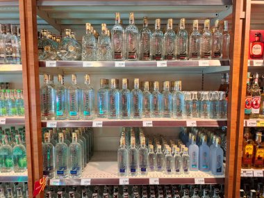 KYIV, UKRAINE, Kasım 7, 2025: Süpermarket raflarında farklı alkollü ürünler. Birçok alkollü içecek şişesi bir mağazanın alkollü içecekler bölümünde raflarda duruyor.