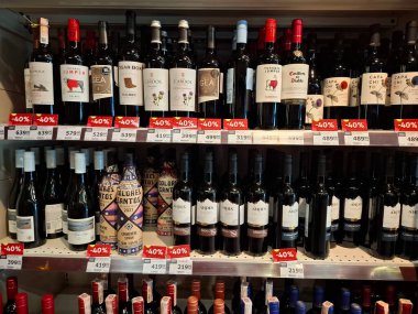 KYIV, UKRAINE, Kasım 7, 2025: Süpermarket raflarında farklı alkollü ürünler. Birçok alkollü içecek şişesi bir mağazanın alkollü içecekler bölümünde raflarda duruyor.