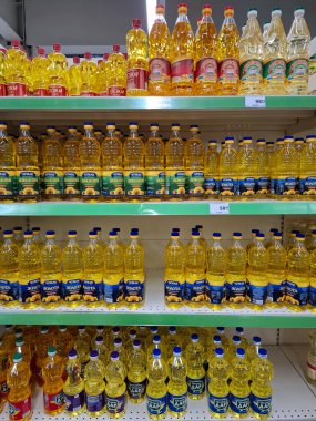 KYIV, UKRAINE, Kasım 2, 2025: Süpermarketteki raflarda birçok ayçiçeği yağı şişesi. Sarı ayçiçeği yağı şişeleri mağazadaki raflarda duruyor.