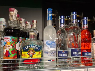 KYIV, UKRAINE, 5 Aralık 2025: Bir süpermarkette alkol ürünleri. Birçok alkollü içecek şişesi marketteki raflarda duruyor.