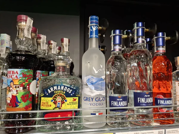 KYIV, UKRAINE, 5 Aralık 2025: Bir süpermarkette alkol ürünleri. Birçok alkollü içecek şişesi marketteki raflarda duruyor.