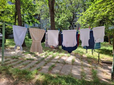 Konutun yakınındaki açık havada çamaşır kurutma.