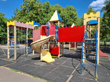 Park alanında insan olmayan çocuklar için çocuk parkı