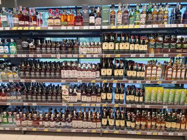KYIV, UKRAINE, 20 Eylül 2025: Süpermarket raflarında alkol ürünleri. Çeşitli alkollü içecekler bir mağazanın içki reyonunda raflarda duruyor.