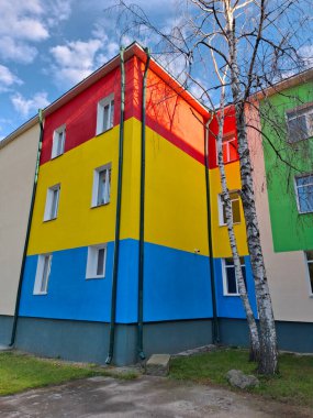 Okul binasının çok renkli yüzü