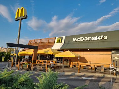 KYIV, UKRAINE, 20 AĞUSTOS 2025: Kyiv şehrindeki yeni McDonalds fast food restoranının yakınındakiler