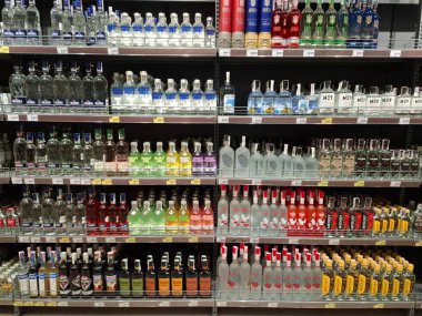 KYIV, UKRAINE, 20 Eylül 2025: Süpermarket raflarında alkol ürünleri. Çeşitli alkollü içecekler bir mağazanın içki reyonunda raflarda duruyor.