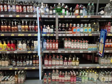 KYIV, UKRAINE, 20 Eylül 2025: Süpermarket raflarında alkol ürünleri. Çeşitli alkollü içecekler bir mağazanın içki reyonunda raflarda duruyor.