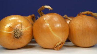 Soğan - sağlık için birçok faydalı özelliği olan sebze, yakın çekim video