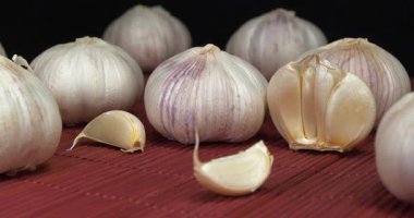 Sarımsak - sağlık için birçok yararlı özelliği olan sebze. Antiseptik, mikroplar ve patojenler ile mücadele, viral hastalıklar için belirtilmiş.