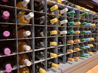 KYIV, UKRAINE, 20 Eylül 2025: Süpermarket raflarında alkol ürünleri. Çeşitli alkollü içecekler bir mağazanın içki reyonunda raflarda duruyor.