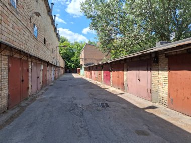 Garaj kooperatifinde yolcu vagonları için garajlar.