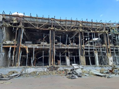 Yangından sonraki bina. Yangından sonra ofis merkezi yangınla yıkıldı. Ofis binası yandı. Binada bir patlama ve yangın meydana geldi. Yangının korkunç sonuçları