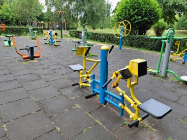 Spor sahasında insan olmadan fiziksel aktivite için egzersiz malzemesi