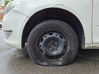 Tunga Nordway 2 markalı beyaz bir yolcu vagonu. Lastik patladı.