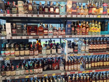 KYIV, UKRAINE, 20 Eylül 2025: Süpermarket raflarında alkol ürünleri. Çeşitli alkollü içecekler bir mağazanın içki reyonunda raflarda duruyor.