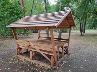 Tahta çardak. Bahçelerde ya da parklarda dinlenmek için kullanılan küçük bir açık hava yapısıdır.