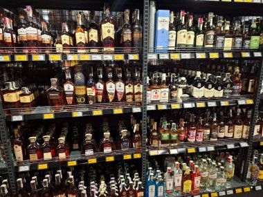 KYIV, UKRAINE, 20 Eylül 2025: Süpermarket raflarında alkol ürünleri. Çeşitli alkollü içecekler bir mağazanın içki reyonunda raflarda duruyor.