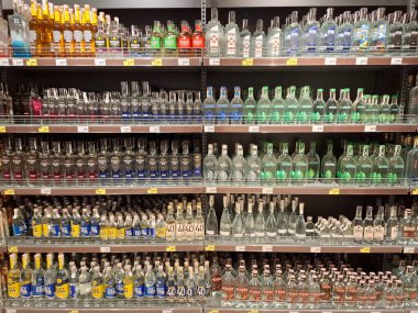 KYIV, UKRAINE, 20 Eylül 2025: Süpermarket raflarında alkol ürünleri. Çeşitli alkollü içecekler bir mağazanın içki reyonunda raflarda duruyor.