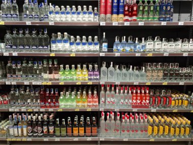 KYIV, UKRAINE, 20 Eylül 2025: Süpermarket raflarında alkol ürünleri. Çeşitli alkollü içecekler bir mağazanın içki reyonunda raflarda duruyor.