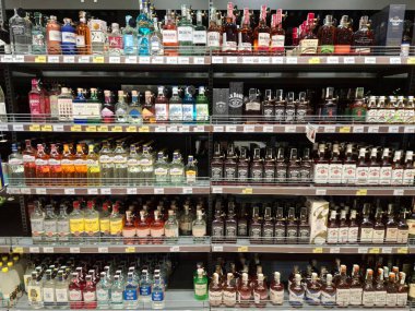 KYIV, UKRAINE, 20 Eylül 2025: Süpermarket raflarında alkol ürünleri. Çeşitli alkollü içecekler bir mağazanın içki reyonunda raflarda duruyor.