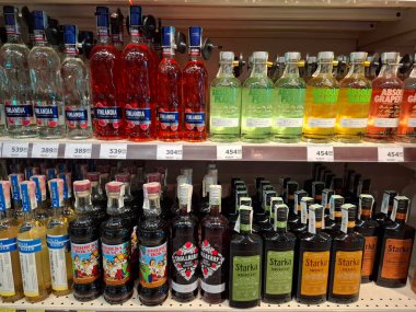 KYIV, UKRAINE, Kasım 7, 2025: Süpermarket raflarında farklı alkollü ürünler. Birçok alkollü içecek şişesi bir mağazanın alkollü içecekler bölümünde raflarda duruyor.