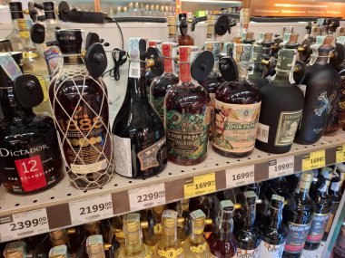 KYIV, UKRAINE, Kasım 7, 2025: Süpermarket raflarında farklı alkollü ürünler. Birçok alkollü içecek şişesi bir mağazanın alkollü içecekler bölümünde raflarda duruyor.