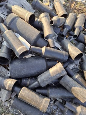 Çöplükte siyah plastikten yapılmış teknik çöp.