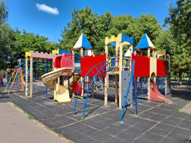 Park alanında insan olmayan çocuklar için çocuk parkı