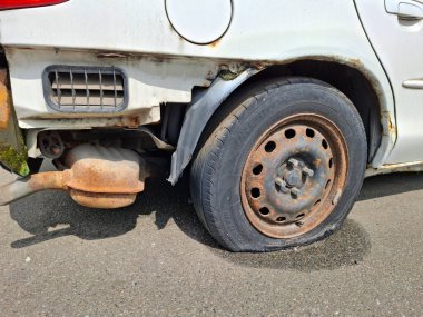 Siyah patlak lastik Premiorri Solazo markalı bir araba kazasından sonra. Lastik patladı.