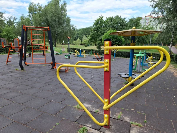 Paralel parmaklıklar. Spor sahasında fiziksel aktivite için egzersiz aletleri. Şehir parkında açık hava spor sahası