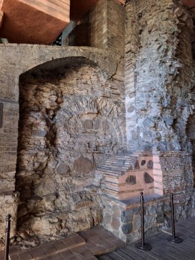 Golden Gate - Kievan Ruslarının başkenti Kyiv 'in 11. yüzyıl tahkimatlarının ana kapısı. Eski şehir kalesindeki tarihi geçit, antik tuğla işi, Ukrayna, Kyiv 'deki Altın Kapı' nın gerçek antik duvarları.