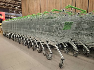 Süpermarkette büyük metal market arabaları. Metal alışveriş arabaları, market arabaları ve alışveriş arabaları.