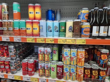 KYIV, UKRAINE, 5 Aralık 2025: Bir süpermarkette alkol ürünleri. Birçok alkollü içecek şişesi marketteki raflarda duruyor.