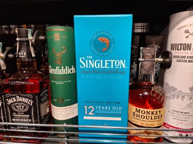 KYIV, UKRAINE, 5 Aralık 2025: Bir süpermarkette alkol ürünleri. Birçok alkollü içecek şişesi marketteki raflarda duruyor.