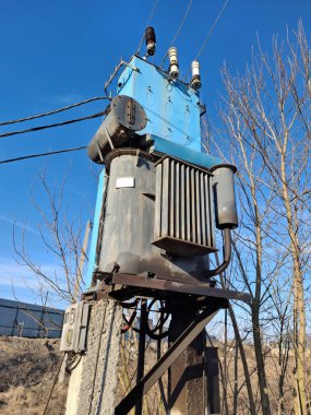 Şimdiki trafo ve yüksek voltajlı elektrik hatları