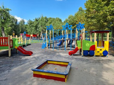 Park alanında insan olmayan çocuklar için çocuk parkı