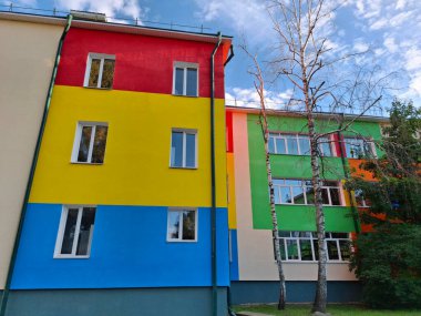 Okul binasının çok renkli yüzü