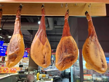 KYIV, UKRAINE, 26 Ağustos 2025: İneklerin bacakları bir süpermarketin et bölümünde satılmaktadır. Markette kurutulmuş, tütsülenmiş ve tuzlanmış et satılır.