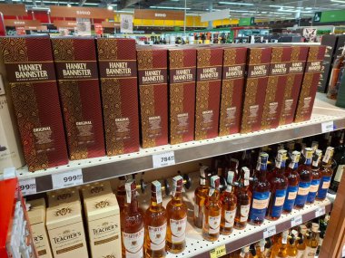 KYIV, UKRAINE, Kasım 7, 2025: Süpermarket raflarında farklı alkollü ürünler. Birçok alkollü içecek şişesi bir mağazanın alkollü içecekler bölümünde raflarda duruyor.