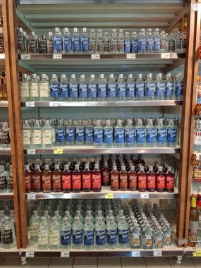 KYIV, UKRAINE, Kasım 7, 2025: Süpermarket raflarında farklı alkollü ürünler. Birçok alkollü içecek şişesi bir mağazanın alkollü içecekler bölümünde raflarda duruyor.