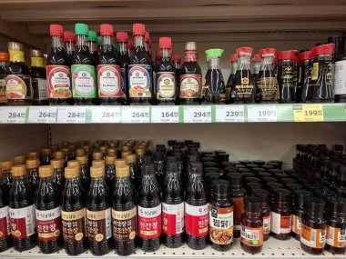 KYIV, UKRAINE, Kasım 1, 2025: Bir süpermarkette rafta çeşitli sos markaları. Dükkandaki raflarda çeşitli soslardan şişeler duruyor.