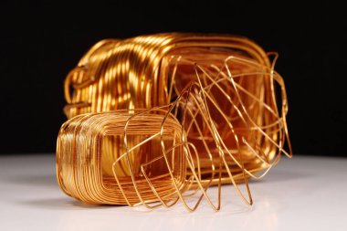 Elektrik akımı transformatörlerinin bakır sarmalı. Bakır ya da cuprum - kimyasal element, demir olmayan metal