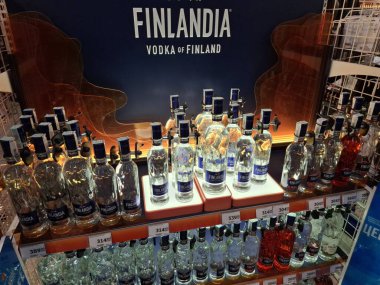 KYIV, UKRAINE, Kasım 7, 2025: Süpermarket raflarında farklı alkollü ürünler. Birçok alkollü içecek şişesi bir mağazanın alkollü içecekler bölümünde raflarda duruyor.