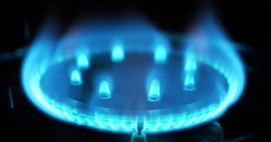 Yanan gaz sobasının mavi alevleri