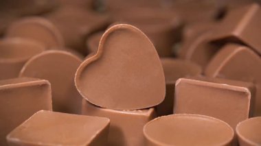 Kalp şeklinde çikolata şekeri. Tatlılık, zevk ve sevgi. Sevgililer Günü 'nde nefis bir hediye.