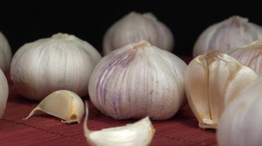 Sarımsak - sağlık için birçok yararlı özelliği olan sebze. Antiseptik, mikroplar ve patojenler ile mücadele, viral hastalıklar için belirtilmiş.