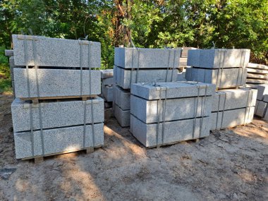 Proje alanındaki açık hava deposunda büyük granit bloklar