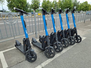 KYIV, UKRAINE, 18 Temmuz 2025: kiralık elektrikli scooter 'lar. Scooter paylaşım sistemi veya elektrikli motorlu scooterların ücret karşılığında paylaşımlı kullanıma açık hale getirildiği kickshare hizmeti